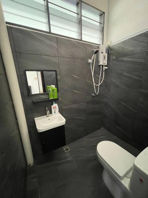 President -4 Bedroom Aircond Wifi Vacations Kangar